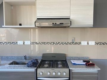 2 AMBIENTES CON BALCON CON PARRILLA , A UNA CUADRA CLUB ARQUITECTURA