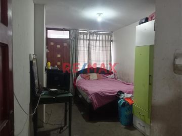 Venta de Casa Oportunidad de Inversión
Venta de  casa de 2 pisos más azotea en Urb. San Isidro I Etapa
Ubicada en Calle Cristal Mz Q Lote 07, cerca