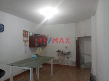 Venta de Casa Oportunidad de Inversión
Venta de  casa de 2 pisos más azotea en Urb. San Isidro I Etapa
Ubicada en Calle Cristal Mz Q Lote 07, cerca