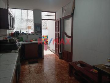 Venta de Casa Oportunidad de Inversión
Venta de  casa de 2 pisos más azotea en Urb. San Isidro I Etapa
Ubicada en Calle Cristal Mz Q Lote 07, cerca