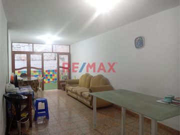 Venta de Casa Oportunidad de Inversión
Venta de  casa de 2 pisos más azotea en Urb. San Isidro I Etapa
Ubicada en Calle Cristal Mz Q Lote 07, cerca