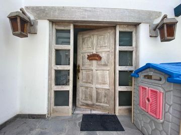 Hermosa Casa En Venta, Estilo Mediterráneo Griego En La Encantada