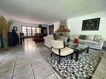 Hermosa Casa En Venta, Estilo Mediterráneo Griego En La Encantada