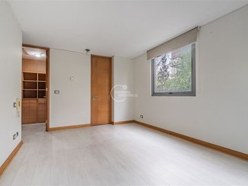 3 dorm. 3 baños. 2 estac. Piso bajo. Vitacura