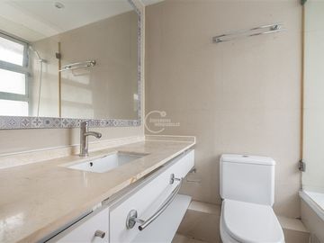 3 dorm. 3 baños. 2 estac. Piso bajo. Vitacura