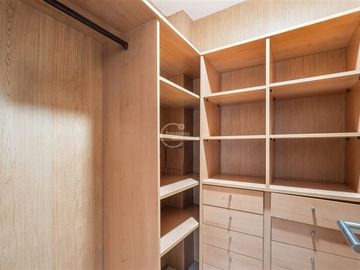 3 dorm. 3 baños. 2 estac. Piso bajo. Vitacura