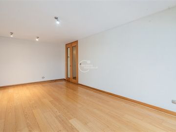 3 dorm. 3 baños. 2 estac. Piso bajo. Vitacura