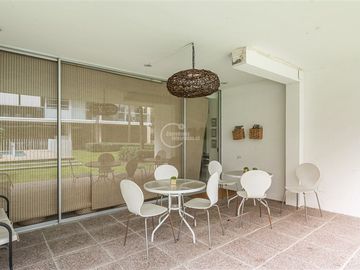 3 dorm. 3 baños. 2 estac. Piso bajo. Vitacura