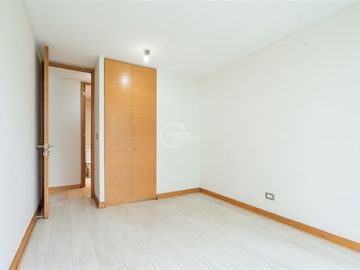 3 dorm. 3 baños. 2 estac. Piso bajo. Vitacura