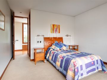 Casa 714m, terreno 2.505m, 5D+2 serv., 5B, Nor Oriente