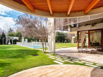Casa 714m, terreno 2.505m, 5D+2 serv., 5B, Nor Oriente