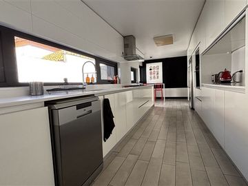 Casa en venta 5 dorm 5 baños y serv. San Carlos de Apoquindo