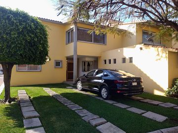 CASA EN VENTA EN RESIDENCIAL PARAISO CON CANCHAS DE TENIS ALBERCA JARDIN