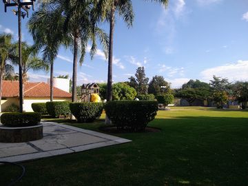 CASA EN VENTA EN RESIDENCIAL PARAISO CON CANCHAS DE TENIS ALBERCA JARDIN