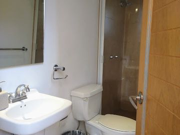 CASA EN VENTA EN RESIDENCIAL PARAISO CON CANCHAS DE TENIS ALBERCA JARDIN