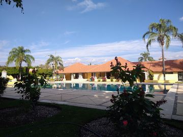 CASA EN VENTA EN RESIDENCIAL PARAISO CON CANCHAS DE TENIS ALBERCA JARDIN