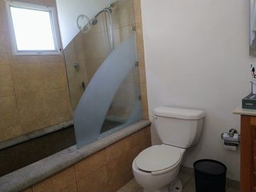CASA EN VENTA EN RESIDENCIAL PARAISO CON CANCHAS DE TENIS ALBERCA JARDIN