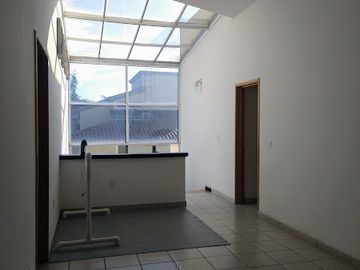CASA EN VENTA EN RESIDENCIAL PARAISO CON CANCHAS DE TENIS ALBERCA JARDIN