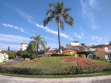 CASA EN VENTA EN RESIDENCIAL PARAISO CON CANCHAS DE TENIS ALBERCA JARDIN
