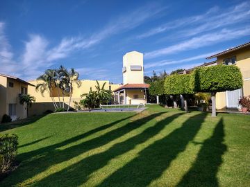 CASA EN VENTA EN RESIDENCIAL PARAISO CON CANCHAS DE TENIS ALBERCA JARDIN