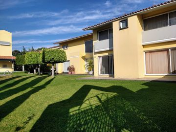 CASA EN VENTA EN RESIDENCIAL PARAISO CON CANCHAS DE TENIS ALBERCA JARDIN
