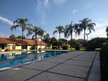 CASA EN VENTA EN RESIDENCIAL PARAISO CON CANCHAS DE TENIS ALBERCA JARDIN