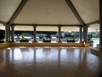 CASA EN VENTA EN RESIDENCIAL PARAISO CON CANCHAS DE TENIS ALBERCA JARDIN