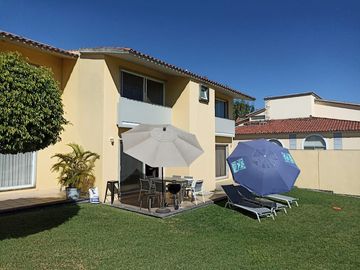 CASA EN VENTA EN RESIDENCIAL PARAISO CON CANCHAS DE TENIS ALBERCA JARDIN