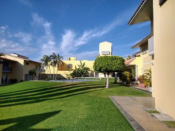 CASA EN VENTA EN RESIDENCIAL PARAISO CON CANCHAS DE TENIS ALBERCA JARDIN