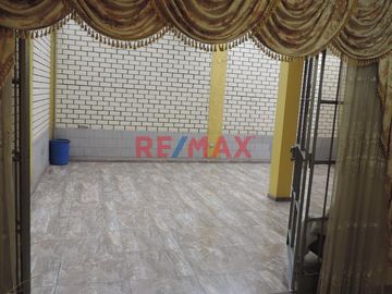 VENTA DE Casa de Tres Pisos con Terraza:
La casa tiene los siguientes metrados:
130.27 m2 de Terreno
95.70 m2 Techado primer piso
95.70 m2 Techado