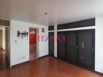 VENTA DE Casa de Tres Pisos con Terraza:
La casa tiene los siguientes metrados:
130.27 m2 de Terreno
95.70 m2 Techado primer piso
95.70 m2 Techado