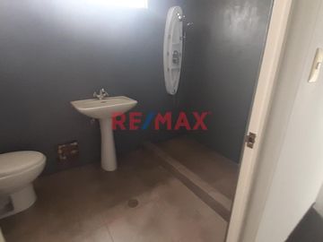 VENTA DE Casa de Tres Pisos con Terraza:
La casa tiene los siguientes metrados:
130.27 m2 de Terreno
95.70 m2 Techado primer piso
95.70 m2 Techado
