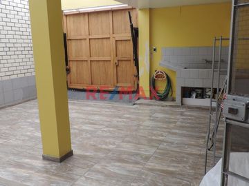 VENTA DE Casa de Tres Pisos con Terraza:
La casa tiene los siguientes metrados:
130.27 m2 de Terreno
95.70 m2 Techado primer piso
95.70 m2 Techado