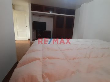 VENTA DE Casa de Tres Pisos con Terraza:
La casa tiene los siguientes metrados:
130.27 m2 de Terreno
95.70 m2 Techado primer piso
95.70 m2 Techado
