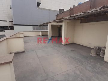 VENTA DE Casa de Tres Pisos con Terraza:
La casa tiene los siguientes metrados:
130.27 m2 de Terreno
95.70 m2 Techado primer piso
95.70 m2 Techado