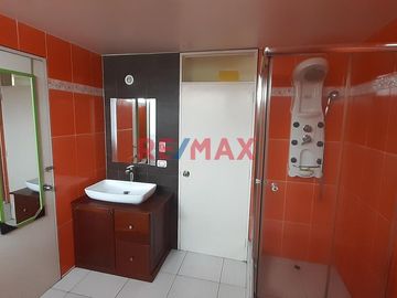 VENTA DE Casa de Tres Pisos con Terraza:
La casa tiene los siguientes metrados:
130.27 m2 de Terreno
95.70 m2 Techado primer piso
95.70 m2 Techado