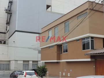 VENTA DE Casa de Tres Pisos con Terraza:
La casa tiene los siguientes metrados:
130.27 m2 de Terreno
95.70 m2 Techado primer piso
95.70 m2 Techado