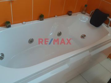 VENTA DE Casa de Tres Pisos con Terraza:
La casa tiene los siguientes metrados:
130.27 m2 de Terreno
95.70 m2 Techado primer piso
95.70 m2 Techado