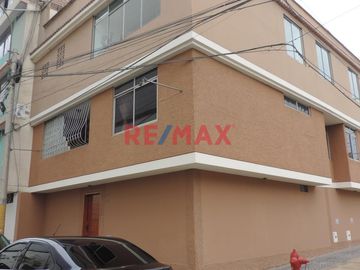 VENTA DE Casa de Tres Pisos con Terraza:
La casa tiene los siguientes metrados:
130.27 m2 de Terreno
95.70 m2 Techado primer piso
95.70 m2 Techado