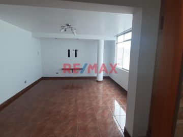VENTA DE Casa de Tres Pisos con Terraza:
La casa tiene los siguientes metrados:
130.27 m2 de Terreno
95.70 m2 Techado primer piso
95.70 m2 Techado