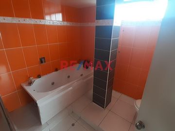VENTA DE Casa de Tres Pisos con Terraza:
La casa tiene los siguientes metrados:
130.27 m2 de Terreno
95.70 m2 Techado primer piso
95.70 m2 Techado