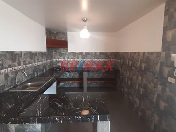 VENTA DE Casa de Tres Pisos con Terraza:
La casa tiene los siguientes metrados:
130.27 m2 de Terreno
95.70 m2 Techado primer piso
95.70 m2 Techado