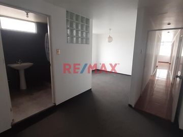 VENTA DE Casa de Tres Pisos con Terraza:
La casa tiene los siguientes metrados:
130.27 m2 de Terreno
95.70 m2 Techado primer piso
95.70 m2 Techado