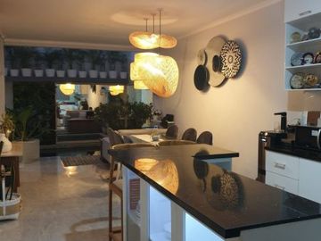 Rumah 3 Lantai Fully Furnished ada Private Pool & Rooftop Nuansa Garden untuk Barbeque