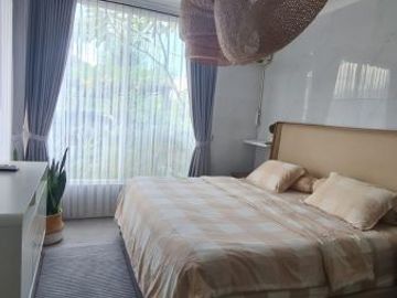 Rumah 3 Lantai Fully Furnished ada Private Pool & Rooftop Nuansa Garden untuk Barbeque