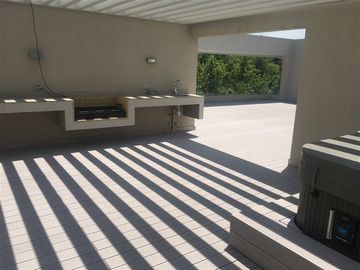 Azotea con jacuzzi y parilla, doble altura en living