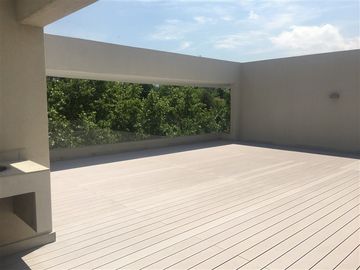 Azotea con jacuzzi y parilla, doble altura en living