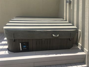 Azotea con jacuzzi y parilla, doble altura en living