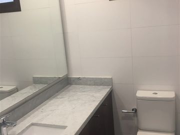 Azotea con jacuzzi y parilla, doble altura en living