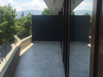 Azotea con jacuzzi y parilla, doble altura en living